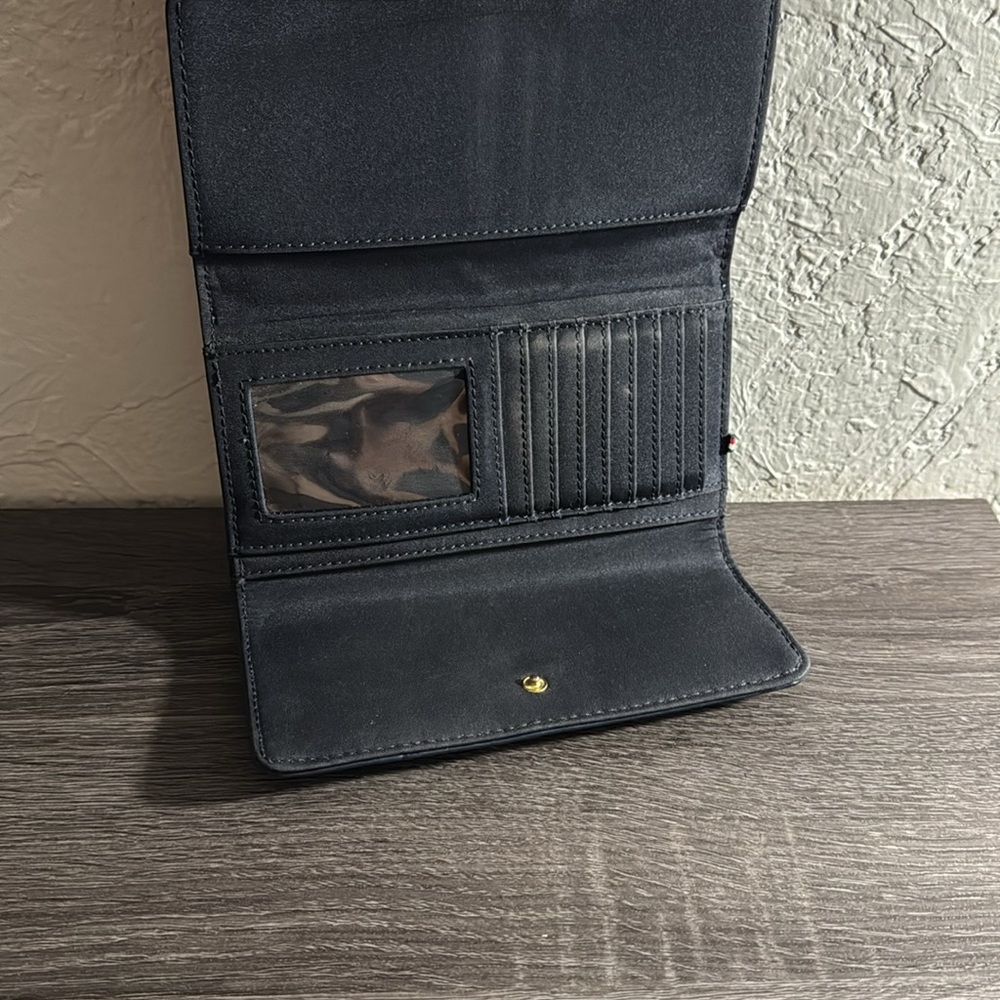 Tommy Hilfiger Monogram Wallet Women’s - Picture 5 of 5